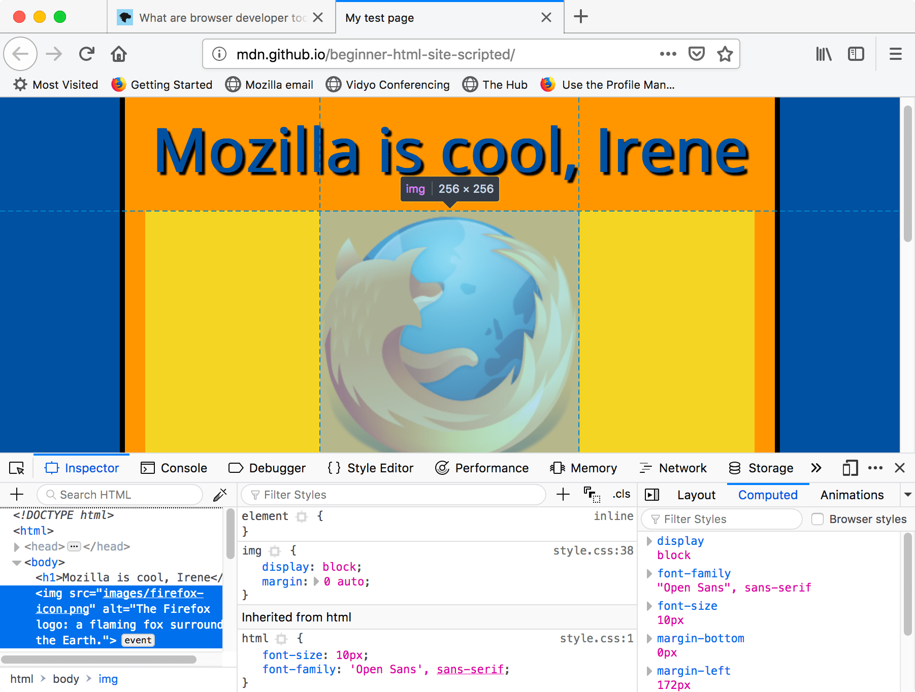 Eine Test-Website ist in einem Tab im Browser geöffnet. Das Entwicklerwerkzeuge-Unterfenster des Browsers ist offen. Die Entwicklertools haben mehrere Tabs. Der Inspektor ist einer dieser Tabs. Der Inspektor-Tab zeigt den HTML-Code der Website an. Ein img-Tag ist aus dem HTML-Code ausgewählt. Dies führt dazu, dass das Bild, das dem ausgewählten Tag auf der Website entspricht, hervorgehoben wird.